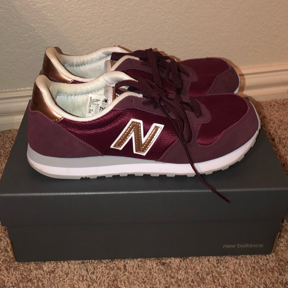 Women‘s Size 9 New Balance 311 with box